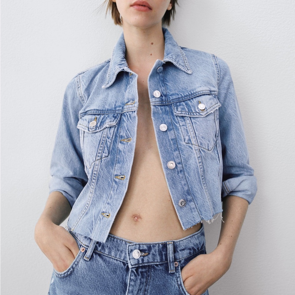Blogger’s Favorite 🤩 Zara Light Blue Cropped Raw Hem Jean Jacket